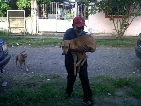 Don Félix carrying Lobito while looking for help.