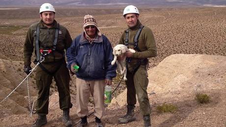 Challapa and police officers who rescued Kiko. Photo Credit: 24 Horas