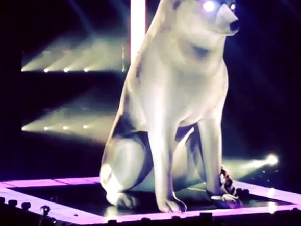 Miley had an enormous inflatable replica of Floyd on stage, which she collapsed against, sobbing.
