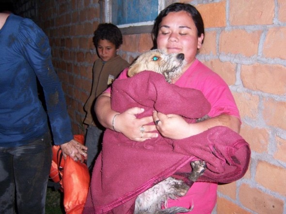 Marta Avila reunited with her dog Tom. Photo Credit: Fundación Pequeñas Huellitas