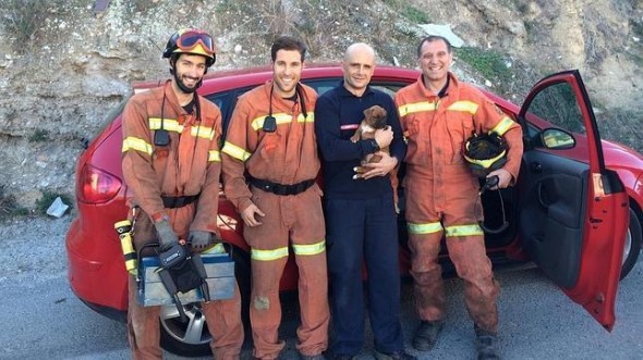 Puppy with his rescuers.