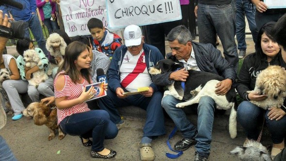 Paco with area residents. Photo Credit: Justicia para Paco/Facebook