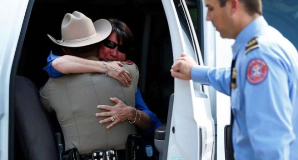 A tearful Corliss is comforted by a Texas State Trooper. Photo: Houston Chronicle ------------------------------------ 