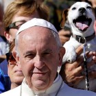 10.6.16 Pope Francis Photobombed by the Most Jubilant Dog9