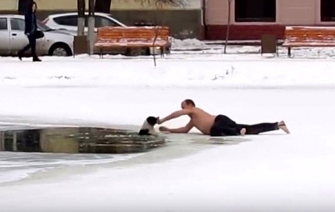 11-28-16-russian-man-saves-biting-dog-from-drowning-in-icy-pond3