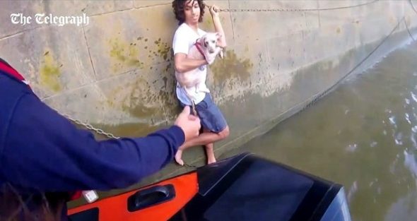 6.12.17 Good Samaritan Jumps into Thames to Save Dog3